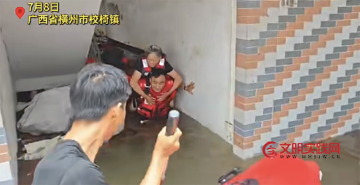 广西水灾现场救援转移400余名群众,救援队长归来讲述逆行故事 00.png