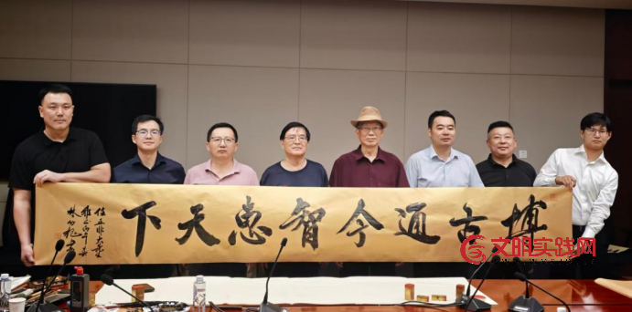 翰墨丹青赋能 华为勇攀科技高峰 image.png