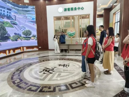 青衿致远实践团赴泓基农业探访数据驱动农业发展 image.png